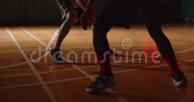两名年轻的篮球运动员进行篮球比赛，业余运动员进行大厅的运动，球拍，运球耐力